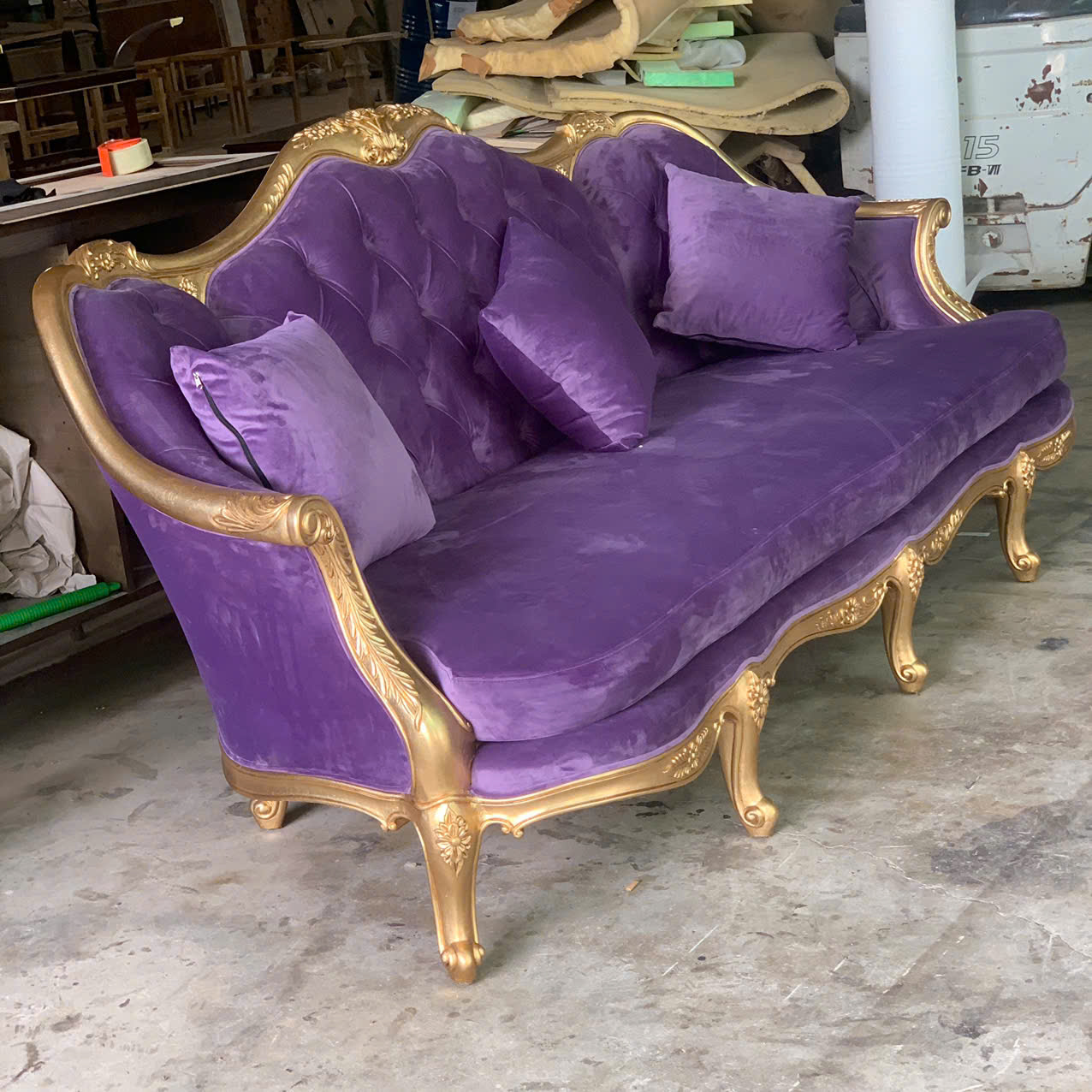 sofa-dai-co-dien-louis-15-boc-nhung-dan-la-vang